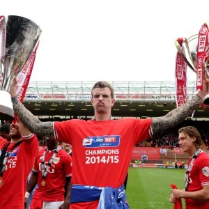 Aden Flint solleva doppio, trofei di Championship e Challenge Cup del Bristol City (Maggio 2015) Aden Flint solleva doppio, trofei di Championship e Challenge Cup del Bristol City (Maggio 2015)