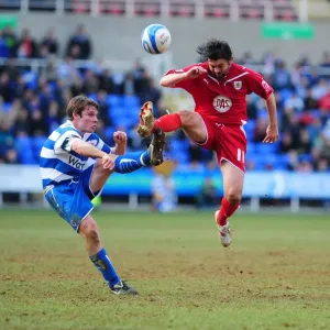 Battling for Control: Hartley vs. Tabb in the Intense Championship Showdown between Reading and Bristol City (13/03/2010) Battling for Control: Hartley vs. Tabb in the Intense Championship Showdown between Reading and Bristol City (13/03/2010)