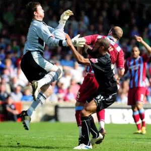 Battling for Supremacy: Haynes vs Mirfin and Murphy in Scunthorpe United vs Bristol City Championship Clash (17/04/2010) Battling for Supremacy: Haynes vs Mirfin and Murphy in Scunthorpe United vs Bristol City Championship Clash (17/04/2010)