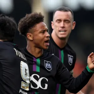 Bobby Reid and Marlon Pack Celebrate Goal: Fulham vs. Bristol City, Sky Bet Championship (12 March 2016)