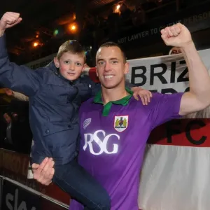 Bradford Stadt gegen Bristol Stadt: Aaron Wilbrahm feiert mit jungen Fans den Gewinn der Aufstiegssaison