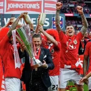 Bristol City Celebrate Johnstones Paint Trophy Victory Print Bristol City Celebrate Johnstones Paint Trophy Victory Print
