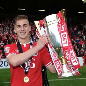 Bristol City celebra la promozione al Sky Bet Championship con Joe Bryan e trofeo di Lega Uno. Bristol City celebra la promozione al Sky Bet Championship con Joe Bryan e trofeo di Lega Uno.