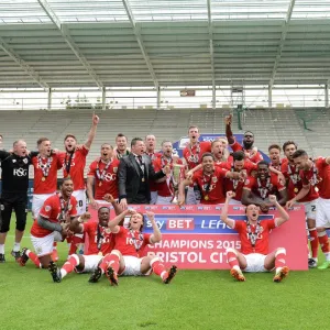 Brisolo City corona campioni, l'euforia a Ashton Gate dopo aver vinto la Lega Uno. Brisolo City corona campioni, l'euforia a Ashton Gate dopo aver vinto la Lega Uno.