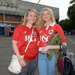 Bristol City Fans Unite Outside Hillsborough Stadium Ahead of Sky Bet Championship Match (August 2015)