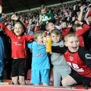 Bristol City Fans Go Wild as Joe Bryan Scores Against Swindon Town in Sky Bet League One (April 2015) Bristol City Fans Go Wild as Joe Bryan Scores Against Swindon Town in Sky Bet League One (April 2015)
