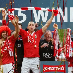 Bristol City FC: Lifting the Johnstones Paint Trophy - 2-0 Victory over Walsall at Wembley