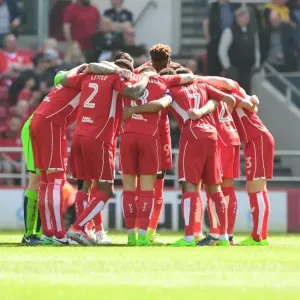 Bristol City Team Huddle: Unity Before the Battle against Wolverhampton Wanderers, Sky Bet Championship (08/04/2017)