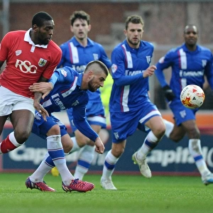 Bristol City vs Gillingham: Jay Emmanuel-Thomas Surrounded by Opponents