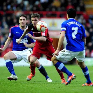 Bristol City contra Ipswich Town: Paul Anderson persigue pelota suelta en el Ashton Gate, partido de la Liga Nacional (enero de 2013) Bristol City contra Ipswich Town: Paul Anderson persigue pelota suelta en el Ashton Gate, partido de la Liga Nacional (enero de 2013)