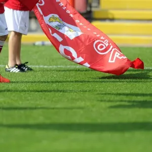 Bristol City Welcome Scunthorpe United with Guard of Honor at Ashton Gate