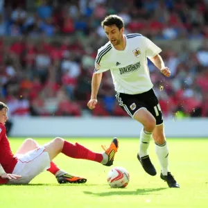 Bristol City's Cole Skuse Dribbles Past Nottingham Forest's Greg Halford in Championship Clash