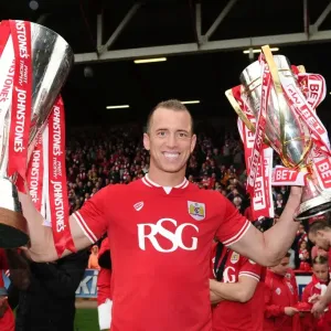 Brisol City's Gloria: Aaron Wilbraham Solleva il Titolo della Lega One e del Torneo JPT di Sky Bet Brisol City's Gloria: Aaron Wilbraham Solleva il Titolo della Lega One e del Torneo JPT di Sky Bet