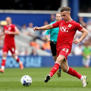 Bristol City's Joe Bryan in Action: Passing the Ball, Sky Bet Championship (07.05.2016)