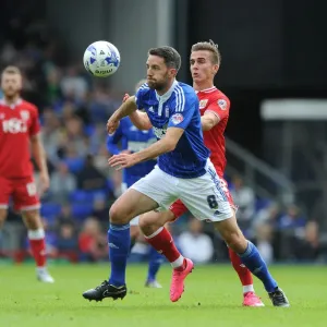 Bristol Cities Jo Bryan kommt dem ehemaligen Mitspieler Kolle Skus auf den Spur im Ipswich-Derby Bristol Cities Jo Bryan kommt dem ehemaligen Mitspieler Kolle Skus auf den Spur im Ipswich-Derby
