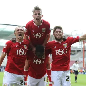 Il compagno di squadra del Bristol City Kieran Agard celebra il doppio gol con i suoi compagni di squadra Luke Ayling, Joe Bryan e Wes Burns durante la partita tra Bristol City e Walsall nel maggio 2015 Il compagno di squadra del Bristol City Kieran Agard celebra il doppio gol con i suoi compagni di squadra Luke Ayling, Joe Bryan e Wes Burns durante la partita tra Bristol City e Walsall nel maggio 2015