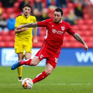 Bristol City's Lee Tomlin in Action Against Burton Albion, Sky Bet EFL Championship (March 4, 2017), Ashton Gate