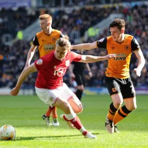 Bristol City's Luke Freeman Battles for Control Amidst Hull City Pressure (Sky Bet Championship, 02.04.2016)