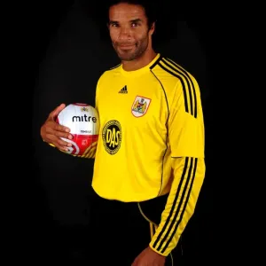 Le nouveau recrutement de la ville de Bristol, David James, rejoint l'équipe junior des Ailes du Club de la Ville de Bristol Le nouveau recrutement de la ville de Bristol, David James, rejoint l'équipe junior des Ailes du Club de la Ville de Bristol
