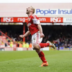 Bristol City's Simon Gillett Scores Thrilling Goal Against Gillingham in Sky Bet League One