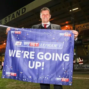 Bristol Cities Steves Cotterills Feier über die Aufstieg zum Skybet Liga Eins nachdem Bradford City gewonnen hat.