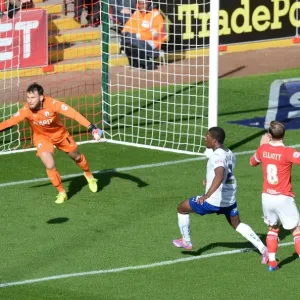 Bristol City's Wade Elliott Goes for Glory: Early Chance vs. Chesterfield, Sky Bet League One