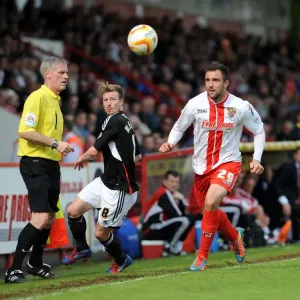 Bristol City's Wade Elliott and Stevenage's Peter Hartley Battle for Possession in Sky Bet League One Clash Bristol City's Wade Elliott and Stevenage's Peter Hartley Battle for Possession in Sky Bet League One Clash