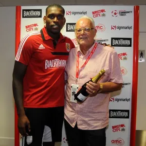 Premio al hombre de la partida inaugural del trofeo Johnstons Paint en el primer ronda Bristol Derby presentaciones en Ashton gate