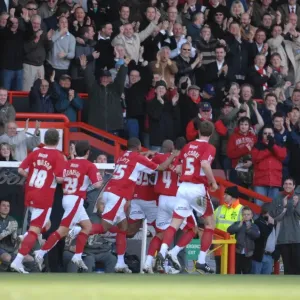 Célébration de Dele Adebola sur le touchline