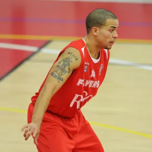 Intense Rivalry: Flyers vs. Raiders in British Basketball Cup at Wise Campus Intense Rivalry: Flyers vs. Raiders in British Basketball Cup at Wise Campus