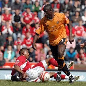 Marvin Elliott in Intense Battle for Possession: Bristol City vs. Wolverhampton Wanderers