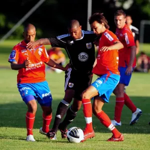 Marvin Elliott's Tenacious Battle for the Ball: Helsingborgs IF vs. Bristol City