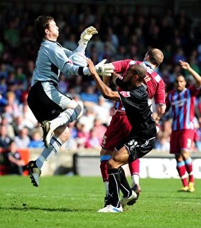 Images Dated 17th April 2010: Battling for Supremacy: Haynes vs Mirfin and Murphy in Scunthorpe United vs Bristol City