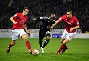 Nottingham Forest v Bristol City Collection: Battling for Supremacy: Jamal Campbell-Ryce Fights Off Luke Chambers