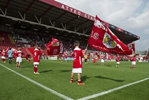 Images Dated 6th September 2014: Bristol City FC Honors Scunthorpe United: Guard of Honor at Ashton Gate