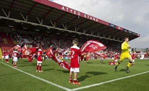 Images Dated 6th September 2014: Bristol City FC Honors Scunthorpe United with Guard of Honor at Ashton Gate