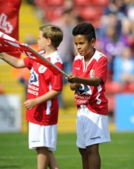 Images Dated 6th September 2014: Bristol City FC Honors Scunthorpe United with Guard of Honor at Ashton Gate