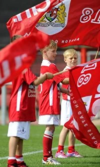 Images Dated 6th September 2014: Bristol City FC Honors Scunthorpe United with Guard of Honor at Ashton Gate (September 6, 2014)