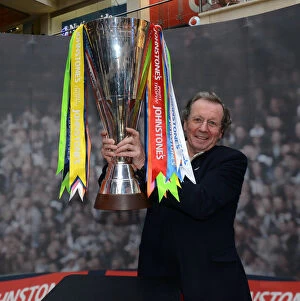 Images Dated 11th March 2015: Bristol City FC and Mayor George Ferguson Celebrate Johnstone's Paint Trophy Victory at Cabot Circus
