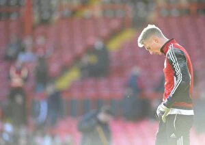 Images Dated 1st February 2014: Bristol City FC: Simon Moore Readies for Kick-off Against Carlisle United (01-02-2014)