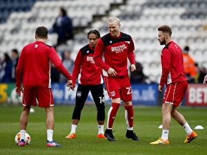 Images Dated 4th April 2017: Bristol City Players Huddle Up Before Kick-Off Against Preston North End