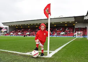 Bristol City vs Burton Albion: Mascot Clash in Sky Bet Championship (04.03.2017)