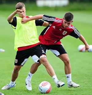 Framed Print : Bristol Citys Joe Edwards battles for the ball with Bristol Citys Henry Muggeridge
