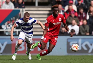 Images Dated 14th April 2017: Bristol City's Tammy Abraham Evades Jake Bidwell in Thrilling Championship Clash