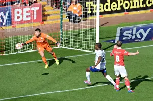 Framed Print : Bristol City's Wade Elliott Goes for Glory: Early Chance vs. Chesterfield, Sky Bet League One