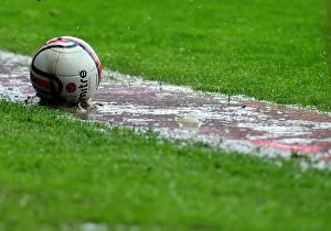 Sheffield United v Bristol City Collection: Championship Showdown: Sheffield United vs. Bristol City in the Rain-soaked Bramall Lane