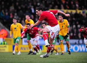 Images Dated 7th February 2009: The Clash of the Canaries and Robins: Norwich City vs. Bristol City - Season 08-09