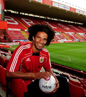 Images Dated 30th July 2010: David James Joins Bristol City: England's Legendary Goalkeeper Signs for the Robins
