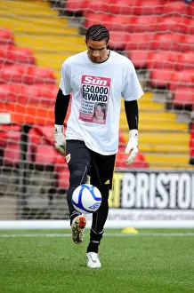 Bristol City V Sheffield Wednesday Prints: FA Cup: David James of Bristol City Wears T-Shirt with £50