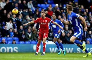 Images Dated 19th November 2016: Gary O'Neil Passes for Bristol City in Birmingham vs. Bristol City Championship Match, 2016
